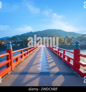 Kyoto, Japan - 1. April 2023: Präfekturaler Uji Park mit voller Kirschblüte ist das Symbol der Stadt Uji mit schöner Landschaft der Stadt und PR Stockfoto