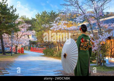 Kyoto, Japan - 1. April 2023: Präfekturaler Uji Park mit voller Kirschblüte ist das Symbol der Stadt Uji mit schöner Landschaft der Stadt und PR Stockfoto