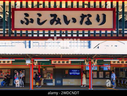 Kyoto, Japan - 1. April 2023: Bahnhof Fushimi Inari in der Nähe des Fushimi Inari Taisha Schreins Stockfoto