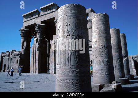 Säulen und Vorderseite des Tempels, aufgenommen 1990, KOM Ombo, Assuan, Ägypten Stockfoto