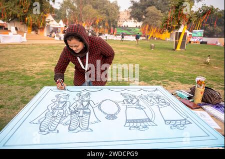 Neu-Delhi, Indien. Januar 2024. Ein indischer Künstler macht ein traditionelles Madhubani-Gemälde, das ein wichtiges Ereignis aus dem Leben von Rama darstellt, eine bedeutende Geschichte aus dem Ramayana während der 7. Ausgabe des India International Ramayana Mela (Fair) 2024 in Purana Qila (Old Fort), Neu-Delhi. Die viertägige Veranstaltung wird vom indischen Rat für kulturelle Beziehungen unter dem Außenministerium organisiert. Sie ist für die Förderung des kulturellen Austauschs mit anderen Ländern und Menschen zuständig. Quelle: SOPA Images Limited/Alamy Live News Stockfoto