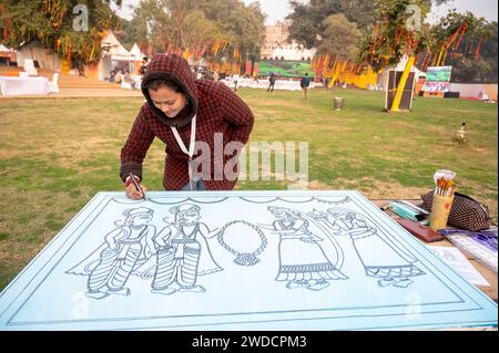 Neu-Delhi, Indien. Januar 2024. Ein indischer Künstler macht ein traditionelles Madhubani-Gemälde, das ein wichtiges Ereignis aus dem Leben von Rama darstellt, eine bedeutende Geschichte aus dem Ramayana während der 7. Ausgabe des India International Ramayana Mela (Fair) 2024 in Purana Qila (Old Fort), Neu-Delhi. Die viertägige Veranstaltung wird vom indischen Rat für kulturelle Beziehungen unter dem Außenministerium organisiert. Sie ist für die Förderung des kulturellen Austauschs mit anderen Ländern und Menschen zuständig. (Foto: Pradeep Gaur/SOPA Images/SIPA USA) Credit: SIPA USA/Alamy Live News Stockfoto