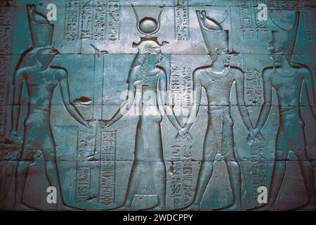 Relief von Horus, dargestellt mit einem Kopf eines Falken, und Gwife Hathor, aufgenommen 1990, Edfu, KOM Ombo, Assuan, Ägypten Stockfoto