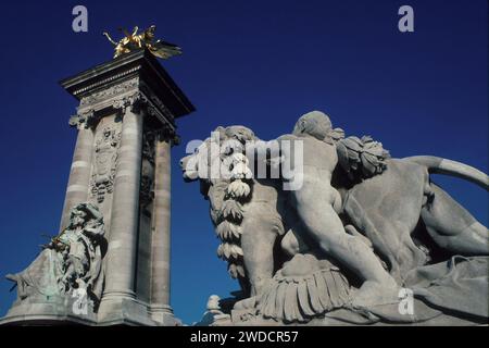 Statue des Löwen, geführt von einem Kind, von Jules Dalou, mit vergoldeter Bronzestatue eines Ruhmes, der Pegasus auf Mauerwerk im Hintergrund zurückhält, aufgenommen 1991, P. Stockfoto