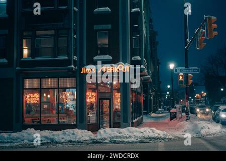 Jims Steakout-Schild an einer verschneiten Winternacht in Allentown, Buffalo, New York Stockfoto