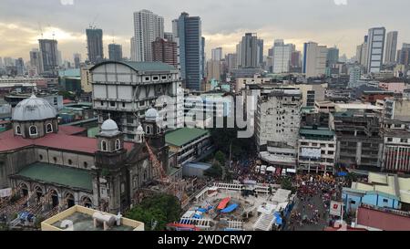 Tondo, Philippinen. Januar 2024. Katholische Gläubige tanzen und erheben ihre Bilder von Jesu Kind, bekannt als Santo Niño für Lakbayaw 2024 während des Festtags von Sto. Niño am 20. Januar 2024 in Tondo, Manila, Philippinen. Der Begriff „Lakbayaw“ leitet sich von den Wörtern „Lakbay“ (Reise) und „Sayaw“ (Tanz) ab und gewährt den Wunsch und das Gebet eines Teilnehmers, besonders wenn er sich der Prozession anschließt, die ein Bild des Jesuskindes beim Tanzen auf den Straßen von Tondo hält. (Foto: © Sherbien Dacalanio/Alamy Live News) Stockfoto