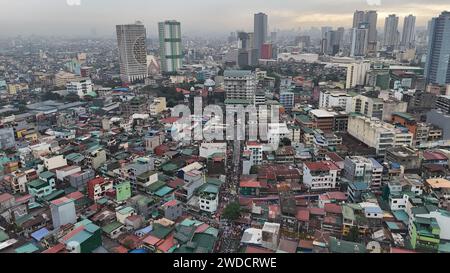 Tondo, Philippinen. Januar 2024. Katholische Gläubige tanzen und erheben ihre Bilder von Jesu Kind, bekannt als Santo Niño für Lakbayaw 2024 während des Festtags von Sto. Niño am 20. Januar 2024 in Tondo, Manila, Philippinen. Der Begriff „Lakbayaw“ leitet sich von den Wörtern „Lakbay“ (Reise) und „Sayaw“ (Tanz) ab und gewährt den Wunsch und das Gebet eines Teilnehmers, besonders wenn er sich der Prozession anschließt, die ein Bild des Jesuskindes beim Tanzen auf den Straßen von Tondo hält. (Foto: © Sherbien Dacalanio/Alamy Live News) Stockfoto