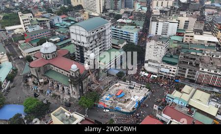 Tondo, Philippinen. Januar 2024. Katholische Gläubige tanzen und erheben ihre Bilder von Jesu Kind, bekannt als Santo Niño für Lakbayaw 2024 während des Festtags von Sto. Niño am 20. Januar 2024 in Tondo, Manila, Philippinen. Der Begriff „Lakbayaw“ leitet sich von den Wörtern „Lakbay“ (Reise) und „Sayaw“ (Tanz) ab und gewährt den Wunsch und das Gebet eines Teilnehmers, besonders wenn er sich der Prozession anschließt, die ein Bild des Jesuskindes beim Tanzen auf den Straßen von Tondo hält. (Foto: © Sherbien Dacalanio/Alamy Live News) Stockfoto