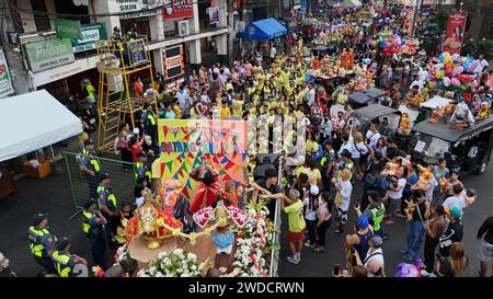 Tondo, Philippinen. Januar 2024. Katholische Gläubige tanzen und erheben ihre Bilder von Jesu Kind, bekannt als Santo Niño für Lakbayaw 2024 während des Festtags von Sto. Niño am 20. Januar 2024 in Tondo, Manila, Philippinen. Der Begriff „Lakbayaw“ leitet sich von den Wörtern „Lakbay“ (Reise) und „Sayaw“ (Tanz) ab und gewährt den Wunsch und das Gebet eines Teilnehmers, besonders wenn er sich der Prozession anschließt, die ein Bild des Jesuskindes beim Tanzen auf den Straßen von Tondo hält. (Foto: © Sherbien Dacalanio/Alamy Live News) Stockfoto