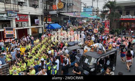 Tondo, Philippinen. Januar 2024. Katholische Gläubige tanzen und erheben ihre Bilder von Jesu Kind, bekannt als Santo Niño für Lakbayaw 2024 während des Festtags von Sto. Niño am 20. Januar 2024 in Tondo, Manila, Philippinen. Der Begriff „Lakbayaw“ leitet sich von den Wörtern „Lakbay“ (Reise) und „Sayaw“ (Tanz) ab und gewährt den Wunsch und das Gebet eines Teilnehmers, besonders wenn er sich der Prozession anschließt, die ein Bild des Jesuskindes beim Tanzen auf den Straßen von Tondo hält. (Foto: © Sherbien Dacalanio/Alamy Live News) Stockfoto