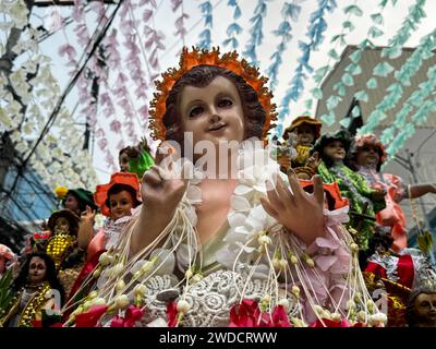 Tondo, Philippinen. Januar 2024. Katholische Gläubige tanzen und erheben ihre Bilder von Jesu Kind, bekannt als Santo Niño für Lakbayaw 2024 während des Festtags von Sto. Niño am 20. Januar 2024 in Tondo, Manila, Philippinen. Der Begriff „Lakbayaw“ leitet sich von den Wörtern „Lakbay“ (Reise) und „Sayaw“ (Tanz) ab und gewährt den Wunsch und das Gebet eines Teilnehmers, besonders wenn er sich der Prozession anschließt, die ein Bild des Jesuskindes beim Tanzen auf den Straßen von Tondo hält. (Foto: © Sherbien Dacalanio/Alamy Live News) Stockfoto