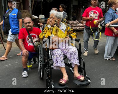 Tondo, Philippinen. Januar 2024. Katholische Gläubige tanzen und erheben ihre Bilder von Jesu Kind, bekannt als Santo Niño für Lakbayaw 2024 während des Festtags von Sto. Niño am 20. Januar 2024 in Tondo, Manila, Philippinen. Der Begriff „Lakbayaw“ leitet sich von den Wörtern „Lakbay“ (Reise) und „Sayaw“ (Tanz) ab und gewährt den Wunsch und das Gebet eines Teilnehmers, besonders wenn er sich der Prozession anschließt, die ein Bild des Jesuskindes beim Tanzen auf den Straßen von Tondo hält. (Foto: © Sherbien Dacalanio/Alamy Live News) Stockfoto