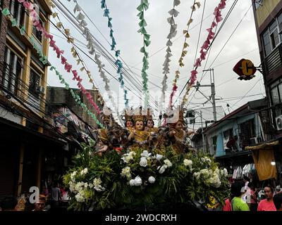 Tondo, Philippinen. Januar 2024. Katholische Gläubige tanzen und erheben ihre Bilder von Jesu Kind, bekannt als Santo Niño für Lakbayaw 2024 während des Festtags von Sto. Niño am 20. Januar 2024 in Tondo, Manila, Philippinen. Der Begriff „Lakbayaw“ leitet sich von den Wörtern „Lakbay“ (Reise) und „Sayaw“ (Tanz) ab und gewährt den Wunsch und das Gebet eines Teilnehmers, besonders wenn er sich der Prozession anschließt, die ein Bild des Jesuskindes beim Tanzen auf den Straßen von Tondo hält. (Foto: © Sherbien Dacalanio/Alamy Live News) Stockfoto