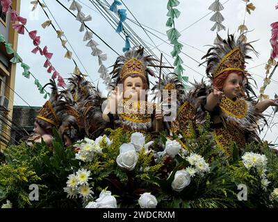 Tondo, Philippinen. Januar 2024. Katholische Gläubige tanzen und erheben ihre Bilder von Jesu Kind, bekannt als Santo Niño für Lakbayaw 2024 während des Festtags von Sto. Niño am 20. Januar 2024 in Tondo, Manila, Philippinen. Der Begriff „Lakbayaw“ leitet sich von den Wörtern „Lakbay“ (Reise) und „Sayaw“ (Tanz) ab und gewährt den Wunsch und das Gebet eines Teilnehmers, besonders wenn er sich der Prozession anschließt, die ein Bild des Jesuskindes beim Tanzen auf den Straßen von Tondo hält. (Foto: © Sherbien Dacalanio/Alamy Live News) Stockfoto