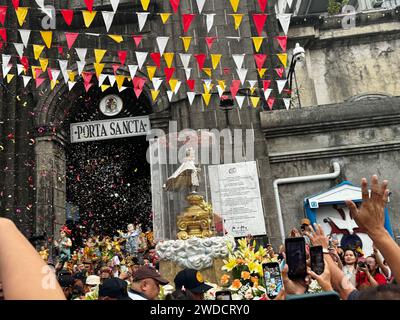 Tondo, Philippinen. Januar 2024. Katholische Gläubige tanzen und erheben ihre Bilder von Jesu Kind, bekannt als Santo Niño für Lakbayaw 2024 während des Festtags von Sto. Niño am 20. Januar 2024 in Tondo, Manila, Philippinen. Der Begriff „Lakbayaw“ leitet sich von den Wörtern „Lakbay“ (Reise) und „Sayaw“ (Tanz) ab und gewährt den Wunsch und das Gebet eines Teilnehmers, besonders wenn er sich der Prozession anschließt, die ein Bild des Jesuskindes beim Tanzen auf den Straßen von Tondo hält. (Foto: © Sherbien Dacalanio/Alamy Live News) Stockfoto