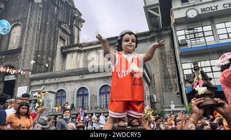 Tondo, Philippinen. Januar 2024. Katholische Gläubige tanzen und erheben ihre Bilder von Jesu Kind, bekannt als Santo Niño für Lakbayaw 2024 während des Festtags von Sto. Niño am 20. Januar 2024 in Tondo, Manila, Philippinen. Der Begriff „Lakbayaw“ leitet sich von den Wörtern „Lakbay“ (Reise) und „Sayaw“ (Tanz) ab und gewährt den Wunsch und das Gebet eines Teilnehmers, besonders wenn er sich der Prozession anschließt, die ein Bild des Jesuskindes beim Tanzen auf den Straßen von Tondo hält. (Foto: © Sherbien Dacalanio/Alamy Live News) Stockfoto