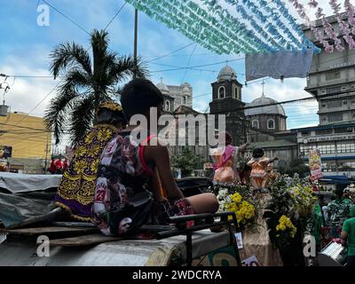 Tondo, Philippinen. Januar 2024. Katholische Gläubige tanzen und erheben ihre Bilder von Jesu Kind, bekannt als Santo Niño für Lakbayaw 2024 während des Festtags von Sto. Niño am 20. Januar 2024 in Tondo, Manila, Philippinen. Der Begriff „Lakbayaw“ leitet sich von den Wörtern „Lakbay“ (Reise) und „Sayaw“ (Tanz) ab und gewährt den Wunsch und das Gebet eines Teilnehmers, besonders wenn er sich der Prozession anschließt, die ein Bild des Jesuskindes beim Tanzen auf den Straßen von Tondo hält. (Foto: © Sherbien Dacalanio/Alamy Live News) Stockfoto