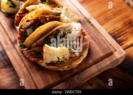 Tacos al Pastor. Auch bekannt als Tacos de Trompo, sind sie die beliebteste Art von Straßen-Tacos in Mexiko, üblicherweise hergestellt aus Schweinefleisch und Rindfleisch mariniert mit Stockfoto