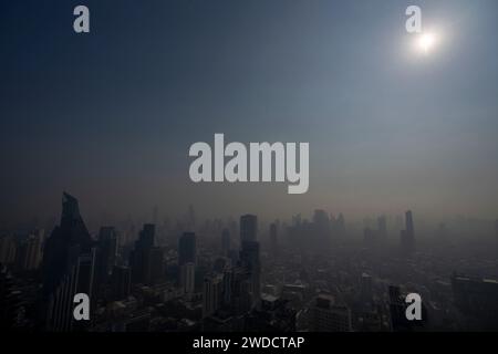 Bangkok, Bangkok, Thailand. Januar 2024. Thailands Hauptstadt Bangkok ist von einer Schicht schwerer Luftverschmutzung umgeben, da die Sonne am Vormittag weiter steigt und die PM 2,5-Werte über 150 liegen. Bangkok, eine große Metropolregion mit mehr als 11 Millionen Einwohnern, hat eine ungesunde Luftverschmutzung erlebt, die durch Fahrzeugabgase sowie landwirtschaftliche und industrielle Tätigkeiten verursacht wird. (Kreditbild: © Adryel Talamantes/ZUMA Press Wire) NUR REDAKTIONELLE VERWENDUNG! Nicht für kommerzielle ZWECKE! Stockfoto