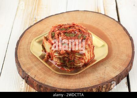 Kimchi, Grundnahrungsmittel in koreanischer Küche. Traditionelle Beilage aus gesalzenem und fermentiertem Gemüse Napa Kohl mit koreanischer Chilli-Paste oder Gochujang Stockfoto