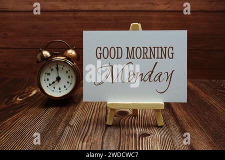 Guten Morgen Montag Text auf Papierkarte auf hölzernem Hintergrund Stockfoto