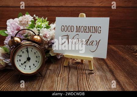 Guten Morgen Montag Text auf Papierkarte auf hölzernem Hintergrund Stockfoto