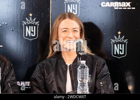 New York, USA. Januar 2024. Emily Sonnett spricht am 2024 19. Januar 2024 im Rainbow Room im Rockefeller Center in New York beim Gotham FC. An der Einführung und Pressekonferenz nahmen Juan Carlos Amoros, Cheftrainer des Gotham FC, Yael Averbuch West, GM und Leiterin des Fußballbetriebs von Gotham FC und NWSL-Kommissarin Jessica Berman Teil. (Foto: Lev Radin/SIPA USA) Credit: SIPA USA/Alamy Live News Stockfoto