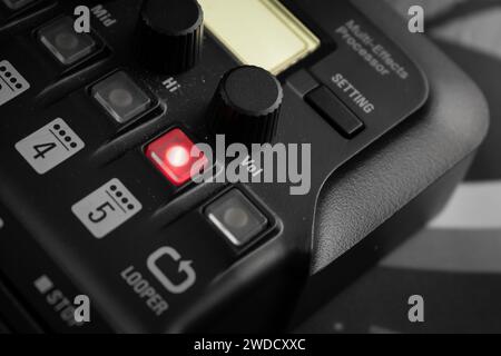 Nahaufnahme Multi-Effektprozessor für Gitarre. Gitarrenpedal. Gitarreneffekt. Stockfoto