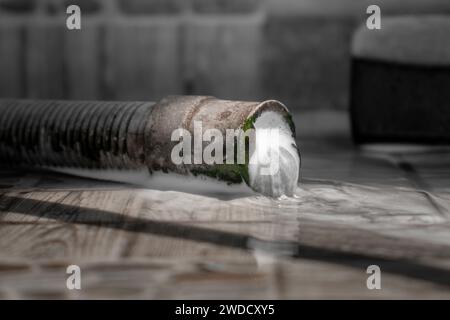 Ein Rohr mit fließendem schäumendem Wasser. Wasserabfälle. Stockfoto