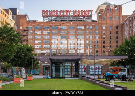 Ponce City Market in Atlanta, GA, ist ein beliebtes gemischtes Gebäude mit Restaurants, Einzelhandelsgeschäften, Büroflächen und gehobenen Apartments. (USA) Stockfoto