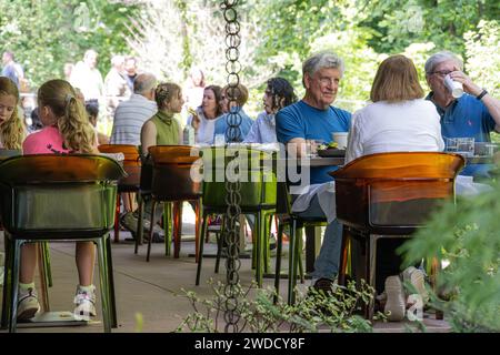 Außenterrasse des Longleaf Restaurant und Quick Café im Atlanta Botanical Garden in Midtown Atlanta, Georgia. (USA) Stockfoto
