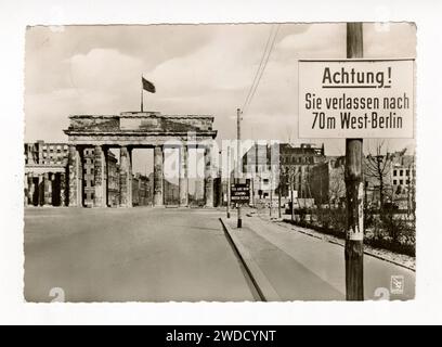 Anfang der 1950er Jahre schwarz-weiße Postkarte des Brandenburger Tors in Berlin, von Westen aus gesehen, mit Schildern, die vor dem Austritt aus dem britischen Sektor warnen. Stockfoto