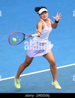 Melbourne, Australien. Januar 2024. YAFAN WANG aus China in Aktion gegen den 12. Seed QINWEN ZHENG aus China in der Rod Laver Arena in einem Spiel der 3. Runde der Women's Singles am 7. Tag der Australian Open 2024 in Melbourne, Australien. Sydney Low/Cal Sport Media (Bild: © Sydney Low/Cal Sport Media). Quelle: csm/Alamy Live News Stockfoto