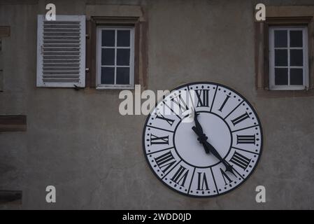 Antike Uhr an der Fassade des mittelalterlichen Port de la Vierge, ein historisches Denkmal von Rosheim im Elsass, Frankreich. Stockfoto