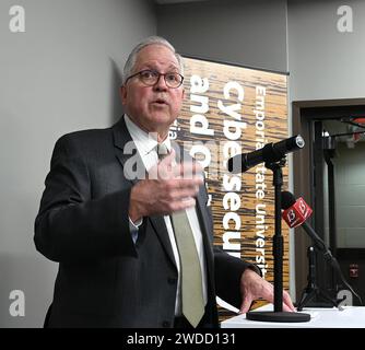 EMPORIA, KANSAS - 19. JANUAR 2024 Ed Bashaw, der Dekan der School of Business, hält eine Hauptredner bei der Eröffnung des neuen Cybersecurity Research + Outreach Center an der Emporia State University Stockfoto