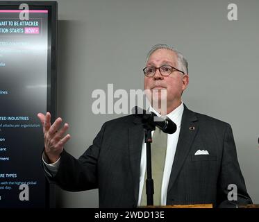 EMPORIA, KANSAS - 19. JANUAR 2024 Ed Bashaw, der Dekan der School of Business, hält eine Hauptredner bei der Eröffnung des neuen Cybersecurity Research + Outreach Center an der Emporia State University Stockfoto