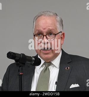 EMPORIA, KANSAS - 19. JANUAR 2024 Ed Bashaw, der Dekan der School of Business, hält eine Hauptredner bei der Eröffnung des neuen Cybersecurity Research + Outreach Center an der Emporia State University Stockfoto