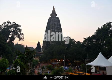 Blick auf den Mahabodhi-Tempel bei Sonnenaufgang, vom Nordwesten aus gesehen, einer der ältesten buddhistischen Tempel, der vollständig aus Ziegeln gebaut wurde und noch in Indien steht Stockfoto