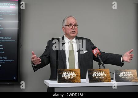 EMPORIA, KANSAS - 19. JANUAR 2024 Ed Bashaw, der Dekan der School of Business, hält eine Hauptredner bei der Eröffnung des neuen Cybersecurity Research + Outreach Center an der Emporia State University Stockfoto