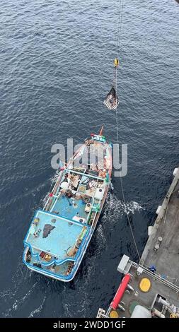 USCENTCOM beschlagnahmt iranische fortgeschrittene konventionelle Waffen. Die Dau wurde zusammen mit dem USS LEWIS B. PULLER gebracht und die ACW-Materialien wurden entladen. (Foto mit freundlicher Genehmigung des US-Zentralkommandos für öffentliche Angelegenheiten) Stockfoto