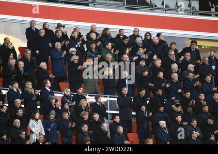 Die Gästetribüne mit Bastian Schweinsteiger, Rudi Völler, Paul Breitner, Günter Netzer, Olaf Thon, Hans-Joachim Watzke, Berti Vogts, Nancy Faeser, Bernd Neuendorf, Gianni Infantino, Dieter Reiter, Lars Klingbeil, Lothar Matthäus, Dorothee Bär, Felix Magath, Joachim Löw, Hansi Flick, Otto Rehhagel, Otto Schily, Hermann Gerland, Robert Kovac, Joschka Fischer, Niko Kovac und Spielern des FC Bayern München bei der Gedenkfeier für Franz Beckenbauer in der Allianz Arena. München, 19.01.2024 *** die Gäste stehen mit Bastian Schweinsteiger, Rudi Völler, Paul Breitner, Günter Netzer, Olaf Thon, Hans J. Stockfoto