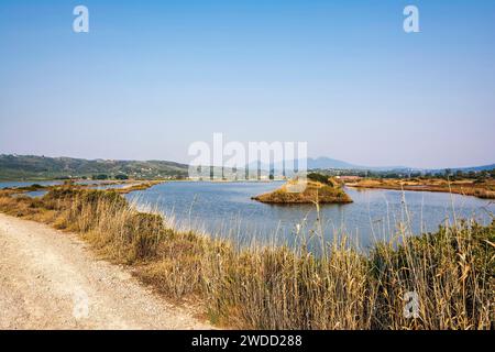 Blick auf die Lagune von Gialova. Die Lagune von Gialova ist eines der wichtigsten Feuchtgebiete in Europa, da sie die südlichste Zugstation o darstellt Stockfoto
