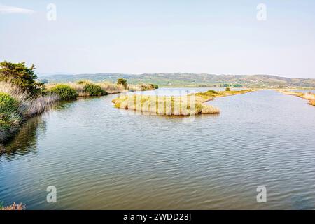Blick auf die Lagune von Gialova. Die Lagune von Gialova ist eines der wichtigsten Feuchtgebiete in Europa, da sie die südlichste Zugstation o darstellt Stockfoto