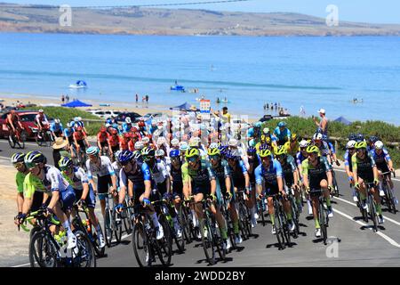 Fahrer, die an der Esplanade in Aldinga in der 5. Etappe des Tour Down Under Radrennens 2024 in Adelaide Australien teilnehmen Stockfoto