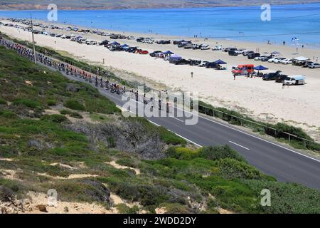 Fahrer, die an der Esplanade in Aldinga in der 5. Etappe des Tour Down Under Radrennens 2024 in Adelaide Australia Russell Mountford/Alamy Live News teilnehmen Stockfoto