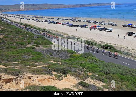 Fahrer, die an der Esplanade in Aldinga in der 5. Etappe des Tour Down Under Radrennens 2024 in Adelaide Australia Russell Mountford/Alamy Live News teilnehmen Stockfoto