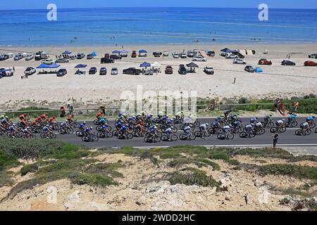 Fahrer, die an der Esplanade in Aldinga in der 5. Etappe des Tour Down Under Radrennens 2024 in Adelaide Australien teilnehmen Foto Russell Mountford/Alamy Live News Stockfoto