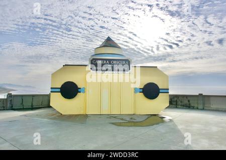 Die Giant Camera oder Camera Obscura, ein historisches Wahrzeichen und Touristenattraktion, befindet sich neben dem Cliff House am Ocean Beach in San Francisco, CA. Stockfoto