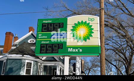 EMPORIA, KANSAS - 19. JANUAR 2024 der Benzinpreis sinkt immer weiter an der örtlichen Tankstelle und liegt jetzt unter 2,50 US-Dollar pro Gallone Stockfoto