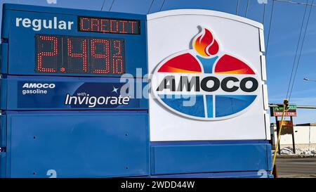 EMPORIA, KANSAS - 19. JANUAR 2024 der Benzinpreis sinkt immer weiter auf den lokalen AMOCO-Bahnhof und beträgt jetzt 2,49 US-Dollar für Gutschriften Stockfoto